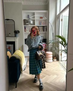 شلوار جین ight-Fit با جیبماسیمو دوتی شلوار جین صاف با جیب 70 دلار هم اکنون خرید کنید 5. چک کردن دامن روند مد زمستانی لندن (اعتبار تصویر: @rebeccaferrazwyatt) دامن‌ها و کت‌های تارتان یکی دیگر از لوازم اصلی سبک بریتانیایی هستند، و برندهای زیادی وجود دارند که چرخش خود را بر روی میدی چین‌دار می‌زنند، مانند Le Kilt و Chopova Lowena، که آن را جهت‌دارتر می‌کنند و کمتر به خانواده سلطنتی در Balmoral تبدیل می‌شوند. دامن میدی کارابین چین دار شطرنجی مخلوط کاترین چوپوا لوئنا دامن میدی کارابین چین دار شطرنجی مخلوط کاترین 621 دلار هم اکنون خرید کنید دامن میدی پشمی چین دار بربری دامن میدی پشمی چین دار 2690 دلار هم اکنون خرید کنید دامن کوتاه چین دار نامتقارن پشمی-ترکیب آکنه استودیو دامن کوتاه چین دار نامتقارن پشمی-ترکیب 680 دلار هم اکنون خرید کنید 6. توتس جیر روند مد زمستانی لندن (اعتبار تصویر: @_loissterling) جیر مطمئناً امسال لحظه‌ای را سپری می‌کند، و من نمی‌توانم بدون دیدن حداقل یک کیف XL به رنگ قهوه‌ای شکلاتی یا جیر تافی سوار شوم. این یک جایگزین زیبا برای یک کیف برزنتی است و هیجان انگیزتر از یک کیف چرمی مشکی عملی است. وقتی صحبت از برندها به میان می‌آید، آتلیه Manu Atelier و Little Liffner کیف‌های انتخابی با سلیقه‌سازان لندنی هستند. کیف جیر TOTEME کیف جیر 1150 دلار هم اکنون خرید کنید جیر Le Cambon 35 قهوه ای عمیق آتلیه مانو جیر Le Cambon 35 قهوه ای عمیق 745 دلار هم اکنون خرید کنید کیف پاتریزیا سایز بزرگ اصلاحات کیف پاتریزیا سایز بزرگ 598 دلار هم اکنون خرید کنید 7. جامپر به عنوان روسری روند مد زمستانی لندن (اعتبار تصویر: @ francescasaffari ) وقتی صحبت از لباس بافتنی به میان می آید، امسال همه چیز در مورد لایه بندی است، بازی با تناسبات و شبح. یکی از پرطرفدارترین حرکات آرایشی این است که یک جامپر را به شکل روسری دور شانه های خود حلقه کنید. به جای هر چیز خیلی مرتب یا آماده، می‌خواهید آن را روی کت یا ژاکت دیگرتان شل بپوشانید. ژاکت یقه ای از ترمه خالص COS ژاکت یقه ای از ترمه خالص 350 دلار هم اکنون خرید کنید ژاکت ترمه & سایر داستان ها ژاکت ترمه 259 دلار هم اکنون خرید کنید یقه یقه اسکی ترمه بروک اصلاحات یقه یقه اسکی ترمه بروک 298 دلار هم اکنون خرید کنید 8. روسری غول پیکر روند مد زمستانی لندن (اعتبار تصویر: @sobalera) همانطور که در بالا ذکر شد، این فصل، همه چیز در مورد افزایش تناسب است، و هیچ چیز به اندازه یک روسری جامبو این کار را انجام نمی دهد. شالی را انتخاب کنید که می تواند شبیه پتو باشد و آن را روی استخوان ترقوه و شانه های شما بپوشاند - به جای هر چیزی که چاپ شده یا خیلی رنگارنگ باشد، زیباترین رنگ را در رنگ بلوکی که با کت شما هماهنگ است به نظر می رسد.